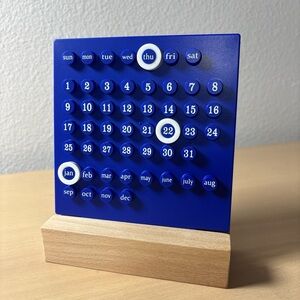 Ring a date style desk calendar
